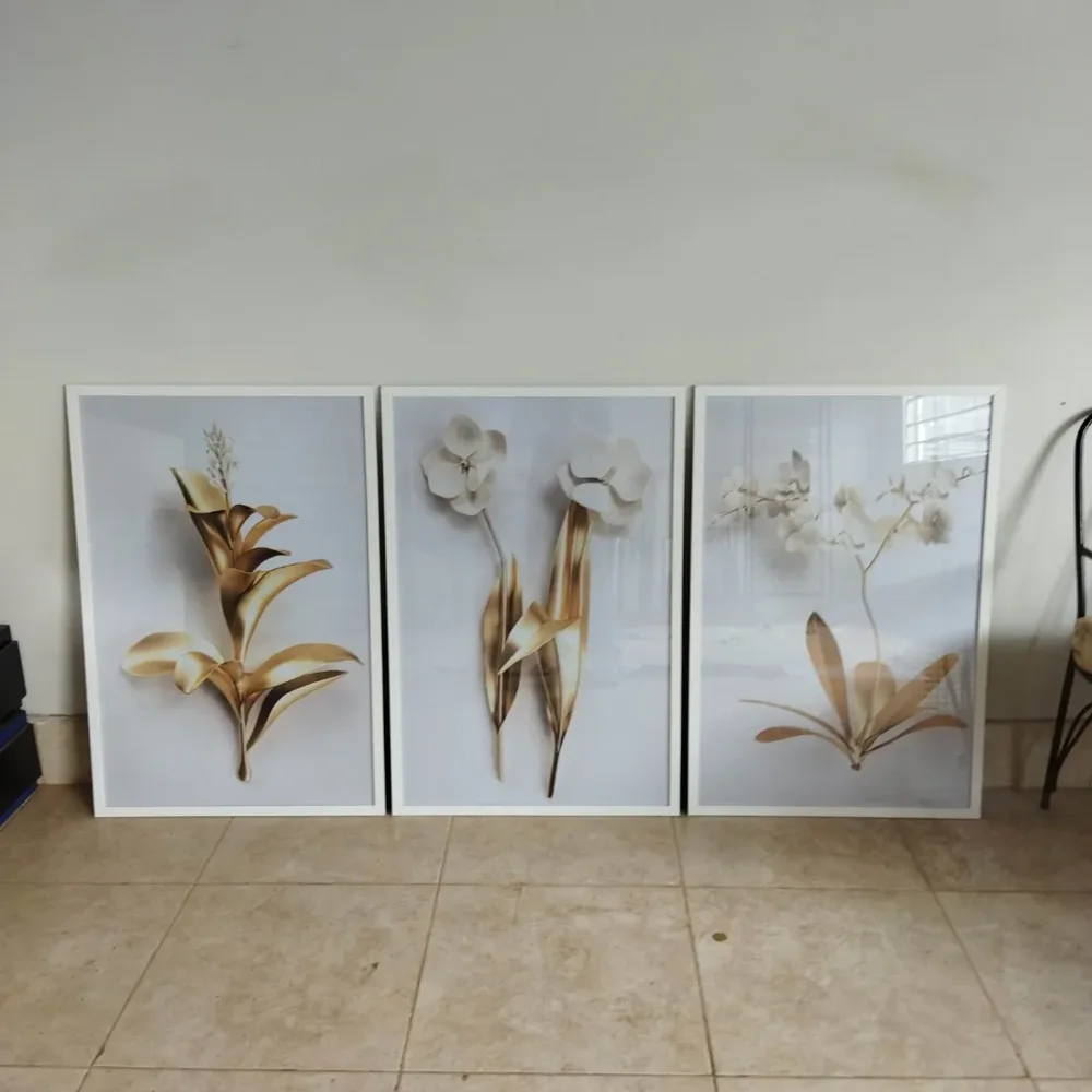 Flores em tons dourados, quadro da Santa Cruz Quadros e Molduras